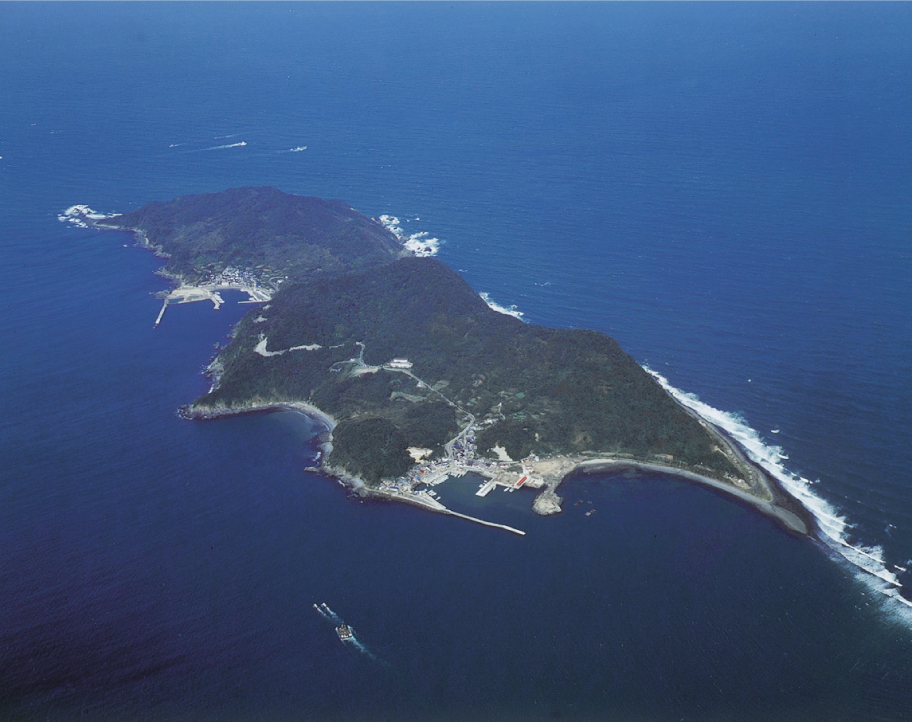 周囲9.3㎞、総面積１．７㎢の地島。島を縦断する遊歩道「つばきロード」の途中には展望台も設置されて、眼下に広がる玄界灘の絶景をゆっくりと楽しむことができます。また、釣り場としても人気が高く、週末には多くの釣り客が訪れます。/