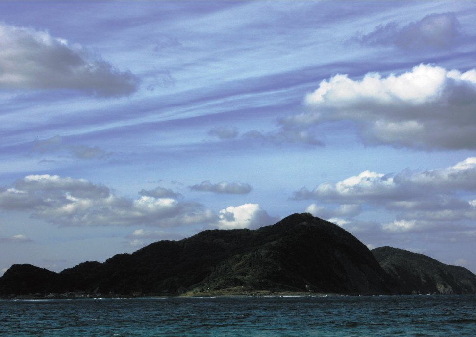 海上から見た地島全景。/