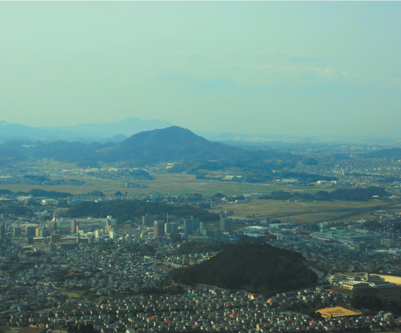 南岳展望所からは赤間駅、くりえいと付近の繁華街が見えます。/