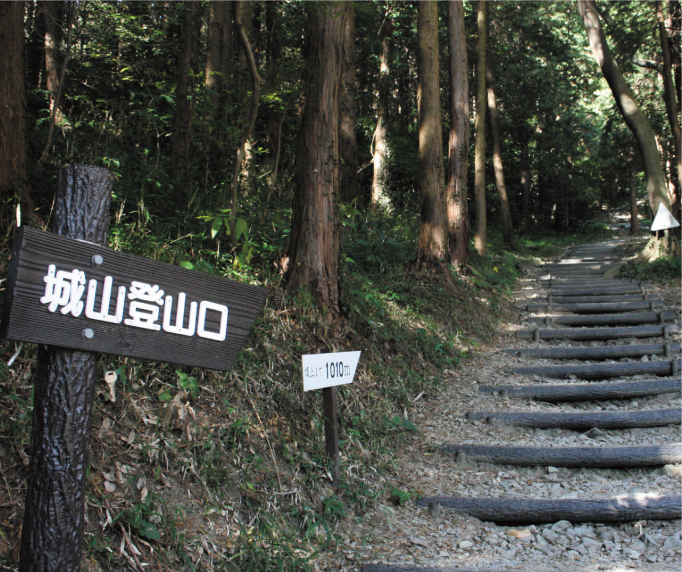 教育大前コースの登山口は、名水の水汲み場ともなっており、休日には水を求めて多くの人が訪れます。/