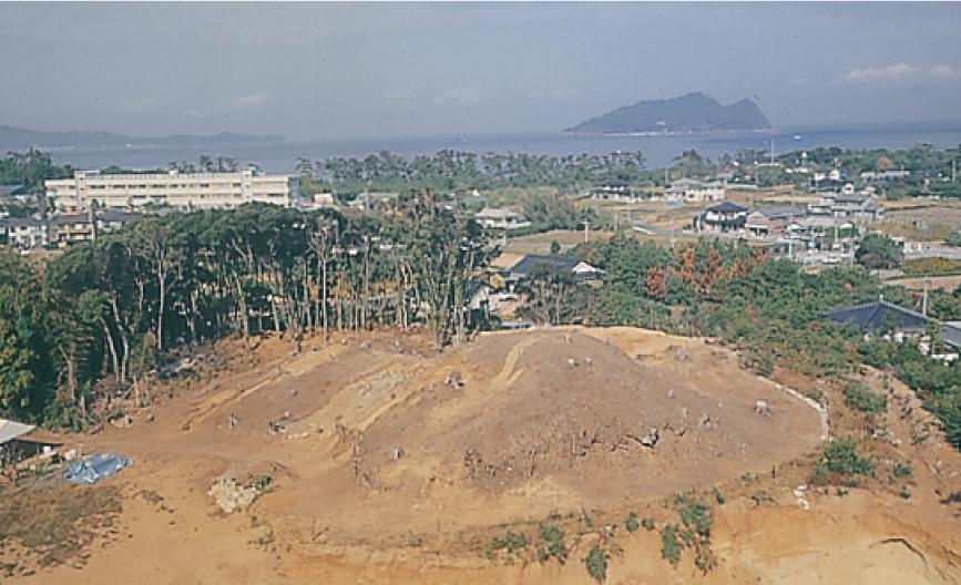 玄界灘を見通す位置に所在する田野瀬戸古墳。/