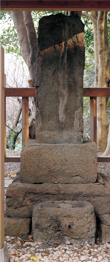 氏貞の法名は「即心院殿一以鼎恕大居士」、位牌は鐘崎の承福寺にあります。また、現在の氏貞の墓は江戸時代後期に建て替られたもので、礫岩製の石塔