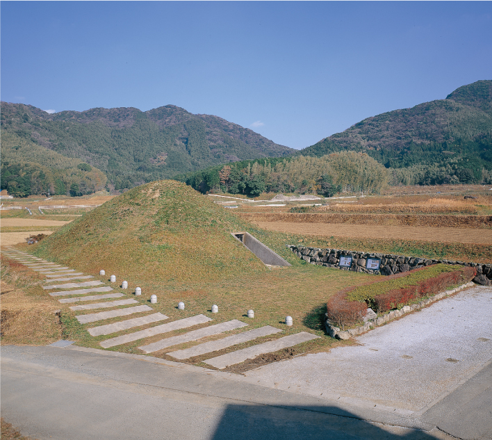 古代の東アジアでは、権力者や地位の高い者の墓として、土を盛り上げた「墳丘」が築造されました。わが国では、3世紀後半から7世紀前半に築造されたものを「古墳」、それ以前の弥生時代につくられたものを「墳丘墓」と呼んで区別しています。円墳は古墳の基本的な形で、あまり大きくはありませんが、数はもっとも多く、日本全国に分布しています。/