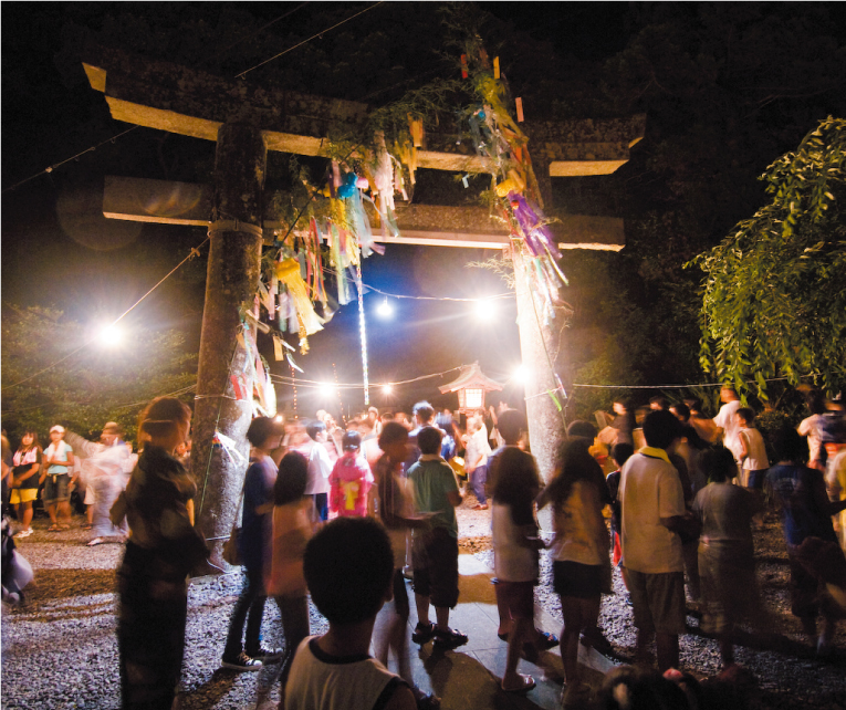 ■──七夕飾りが彩る境内では、神事の後、七夕おどりが奉納されます。島内外から多くの人が参加し、鳥居を囲むように大きな踊りの輪ができます。/