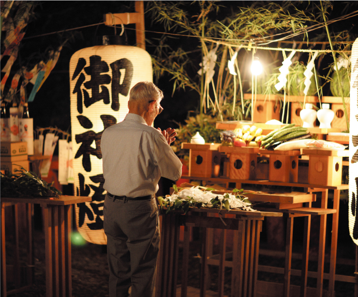 ■──毎年、８月７日の夜に行われる「七夕祭」。参拝者は、祈りを込めて祭壇に玉串を捧げます。/