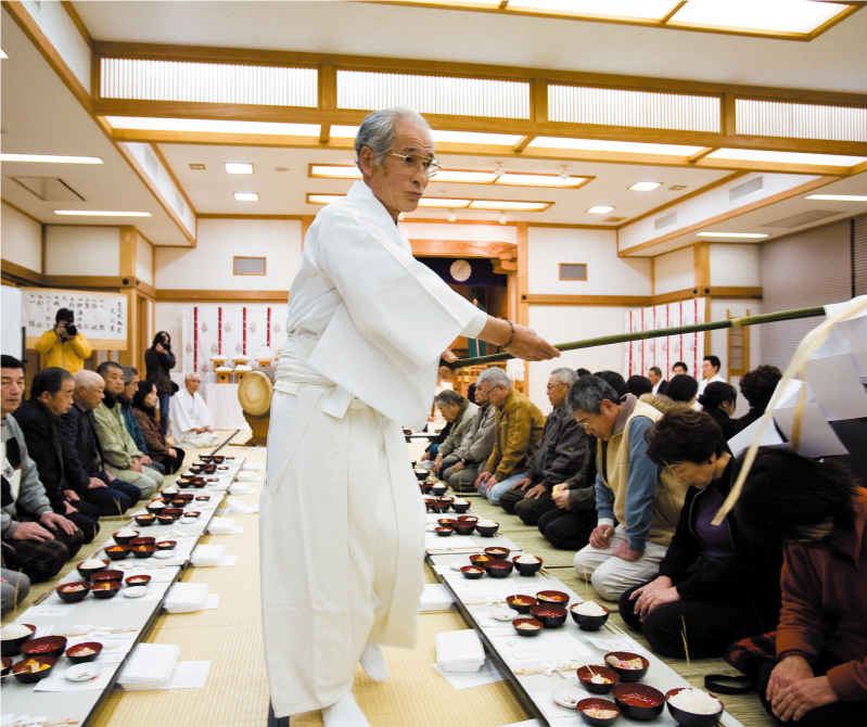 ■──「お座」でお祓いを受ける参列者。/