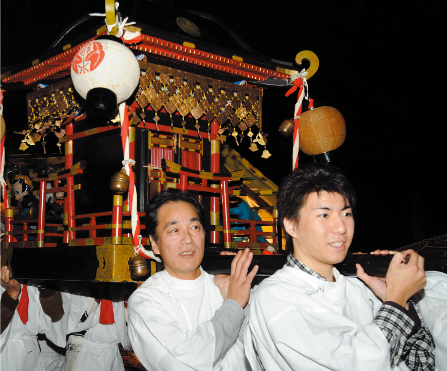 ■──行列の最後尾に行くのは壮麗な3つの御輿。御下りの終点「御旅所」で神事が行われた後、今度は御上りの行列で本殿へと戻ってきます。/