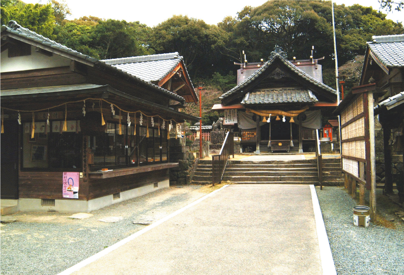 ■──八所宮の境内。大祭の日には催し物や縁日で一日中にぎやかになります。/