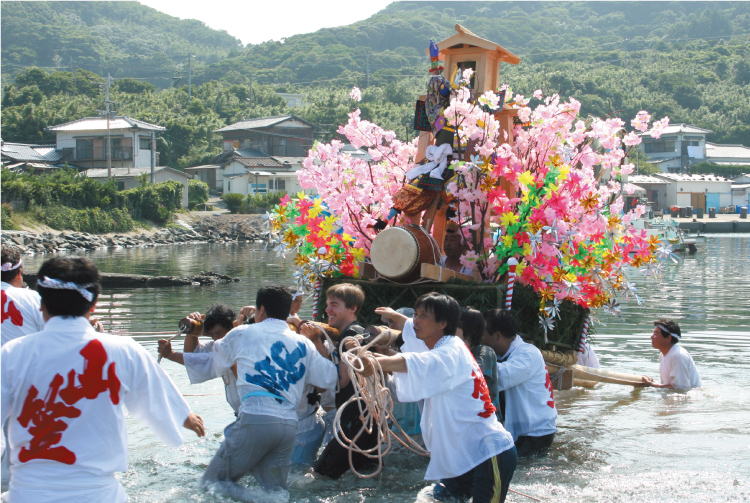 ■──地島山笠。豊岡区から泊区へ船で渡ると、翌年は泊区から豊岡区へ。これを交互に繰り返す。/