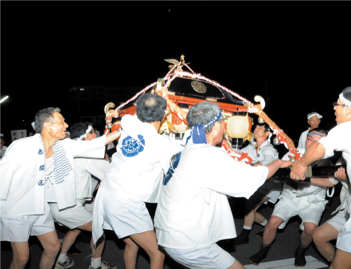 ■──「祝いめでた」を唄い、鈴を鳴らして勇壮に町をいく神輿。/