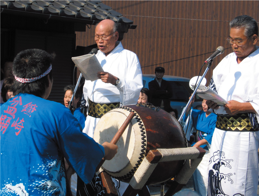 ■──「口説き」（P75参照）の節に合わせ、思い思いの扮装や浴衣姿で踊りを楽しみます。※本来はお盆の宵に踊られるものですが、写真はイベントで披露されたときのものです。/