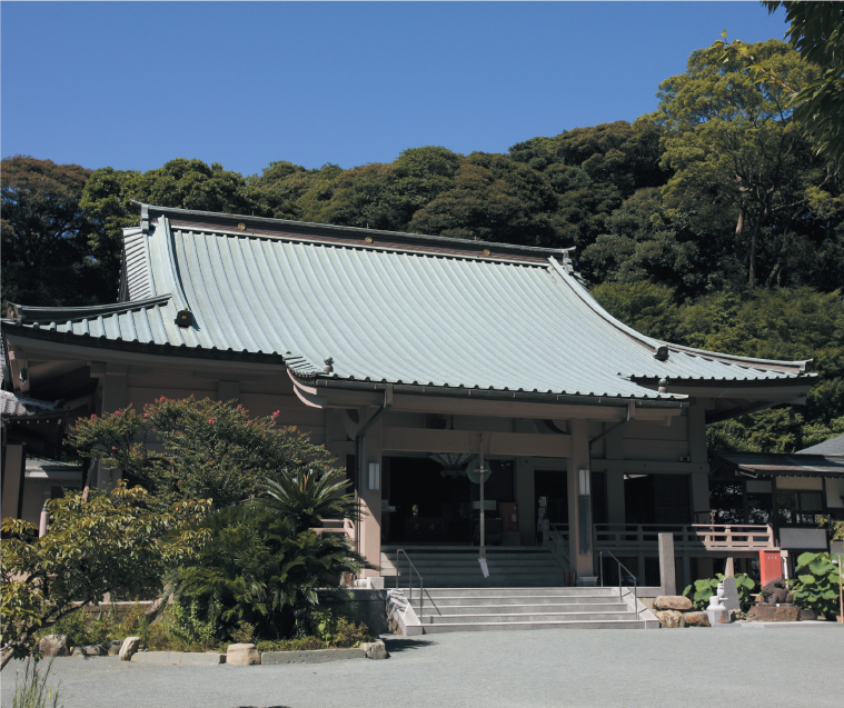 ■──宗像四国霊場の総本山鎮国寺。弘法大師空海の開山と伝えられ、国の重要文化財「木造不動明王立像」など多くの文化財が保存されています。/