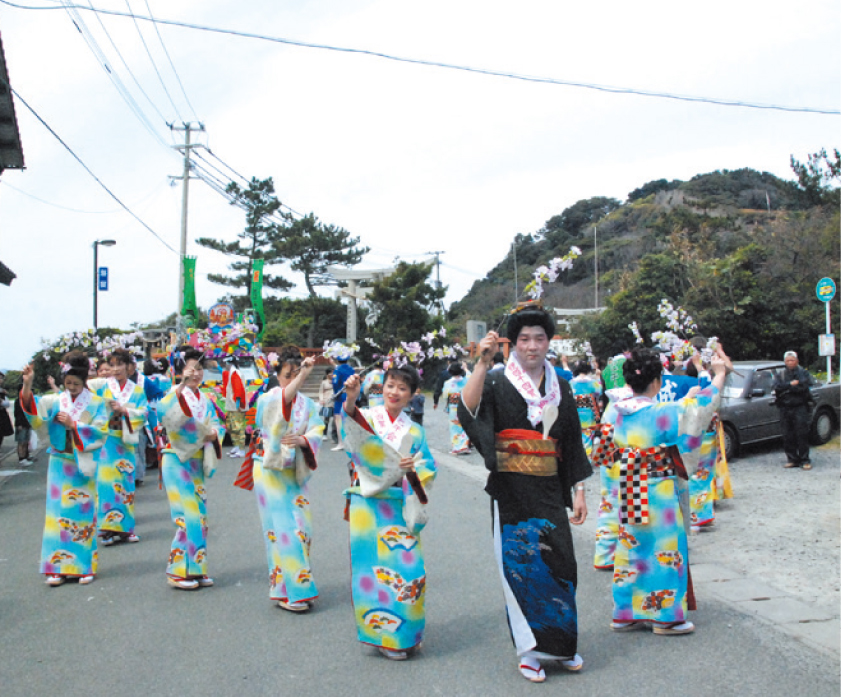 ■──山車を仕立て、三味線や太鼓の音も賑やかに町を練り歩きます。/