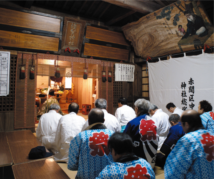 ■──須賀神社拝殿で商売繁盛を祈る人々。/