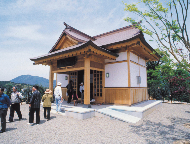 ■──正助ふるさと村にある「正助資料館」。木彫りの正助像をはじめ、鋤など武丸正助の遺品が展示されています。/