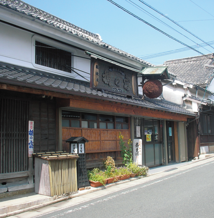 ■──赤間宿の中ほどにあり、往時の面影を今に伝える勝屋酒造。/