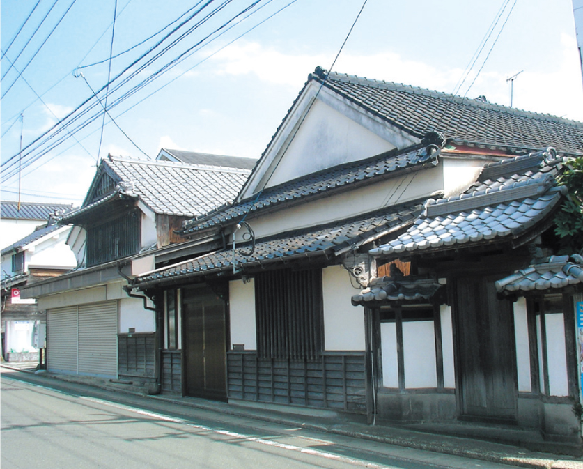 ■──白壁が美しい沿道の町家。/