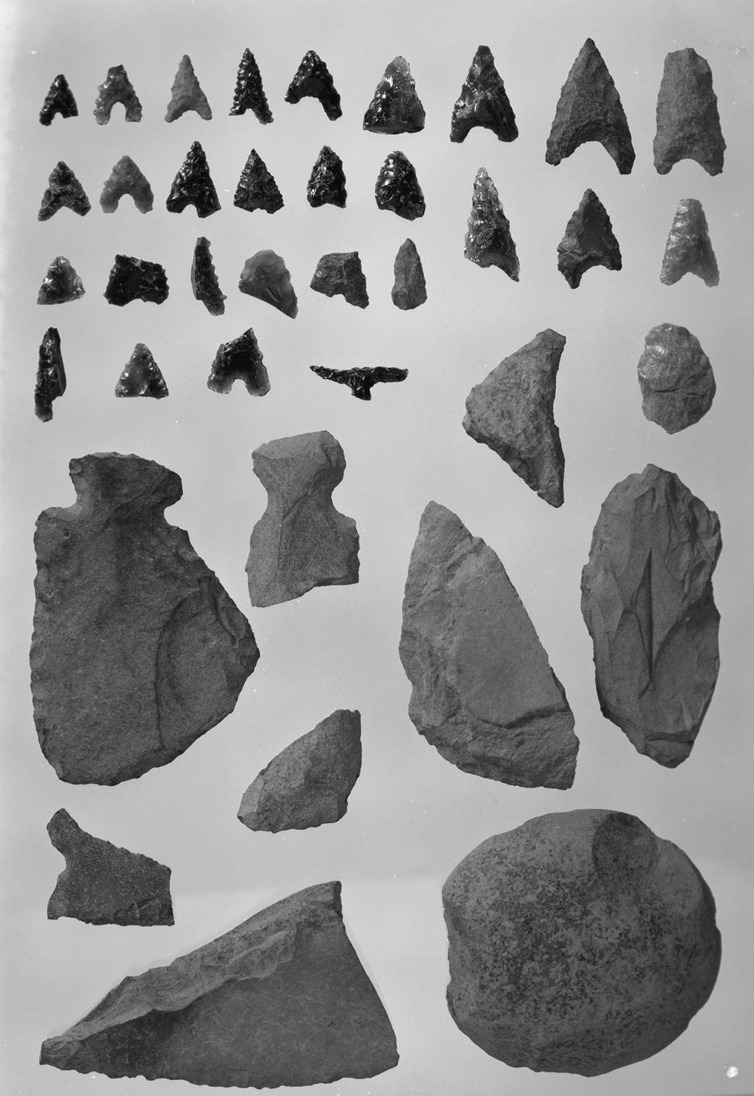 生活遺物　石器類　石鏃(1〜27)・石匙(31〜34)・その他/